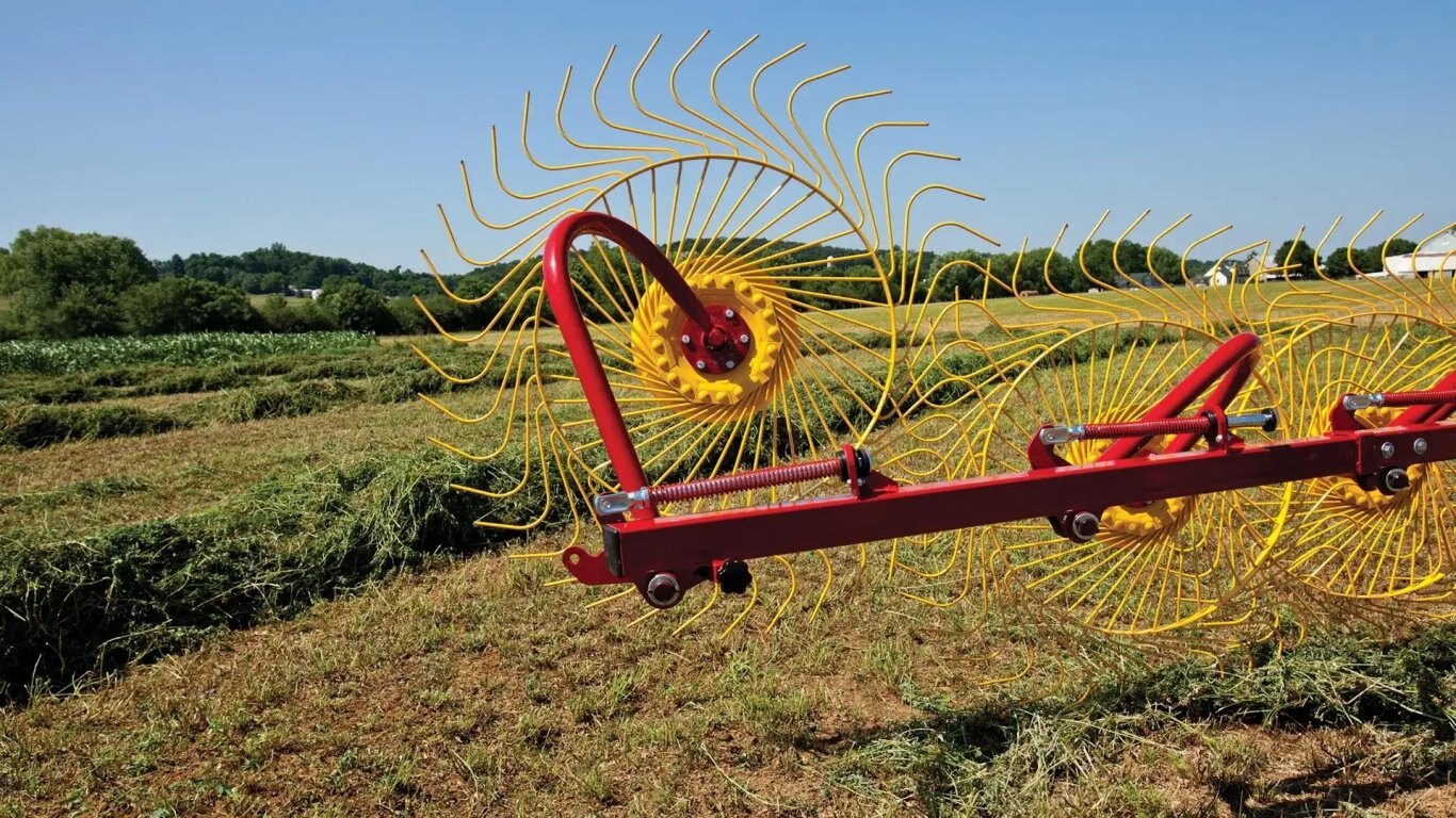 New Holland ProCart™ and ProCart™ PLUS Deluxe Carted Wheel Rakes ProCart™ 1022 10 Wheel