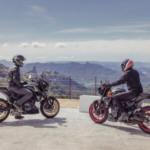 2026 Suzuki GSX 8TT Glass Sparkle Black (YVB)