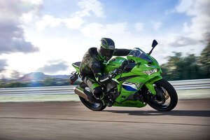 2026 Kawasaki NINJA ZX 4RR Pearl Robotic White / Metallic Spark Black