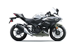 2026 Kawasaki NINJA 500 SE Pearl Robotic White / Pearl Matte Sage Green