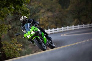 2026 Kawasaki NINJA 500 SE Pearl Robotic White / Pearl Matte Sage Green