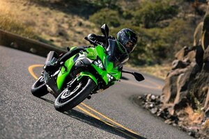 2026 Kawasaki NINJA 500 SE Pearl Robotic White / Pearl Matte Sage Green