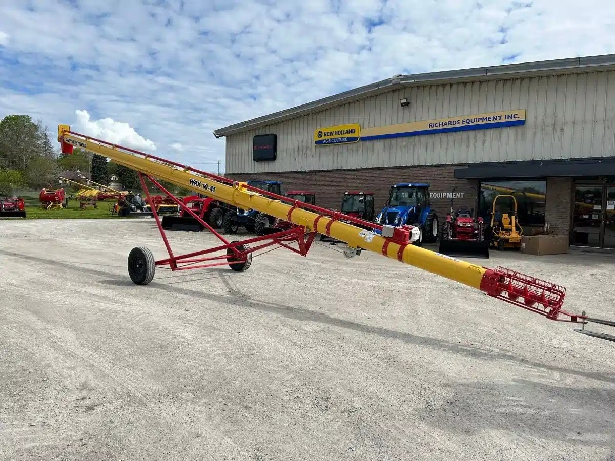 2024 Mahindra 2123 HST w/Loader