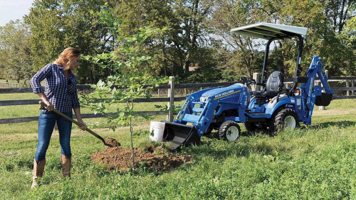 New Holland WORKMASTER™ 25S Sub Compact WORKMASTER™ 25S Open Air + 100LC Loader + 905GBL Backhoe
