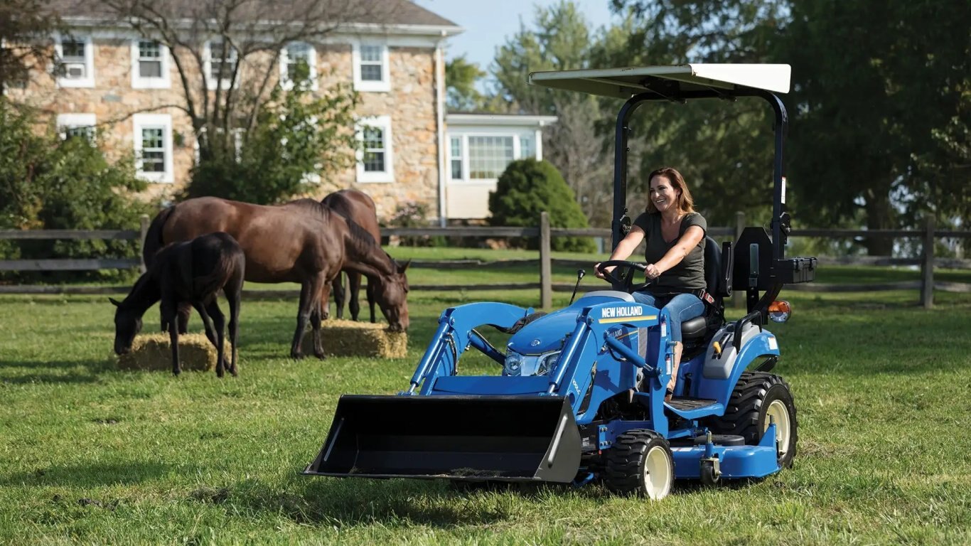 New Holland WORKMASTER™ 25S Sub Compact WORKMASTER™ 25S Cab + 100LC Loader + 160GMS Mower