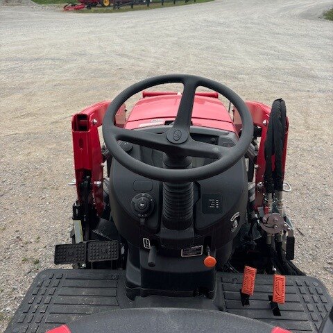 2024 Mahindra 2123 HST w/Loader