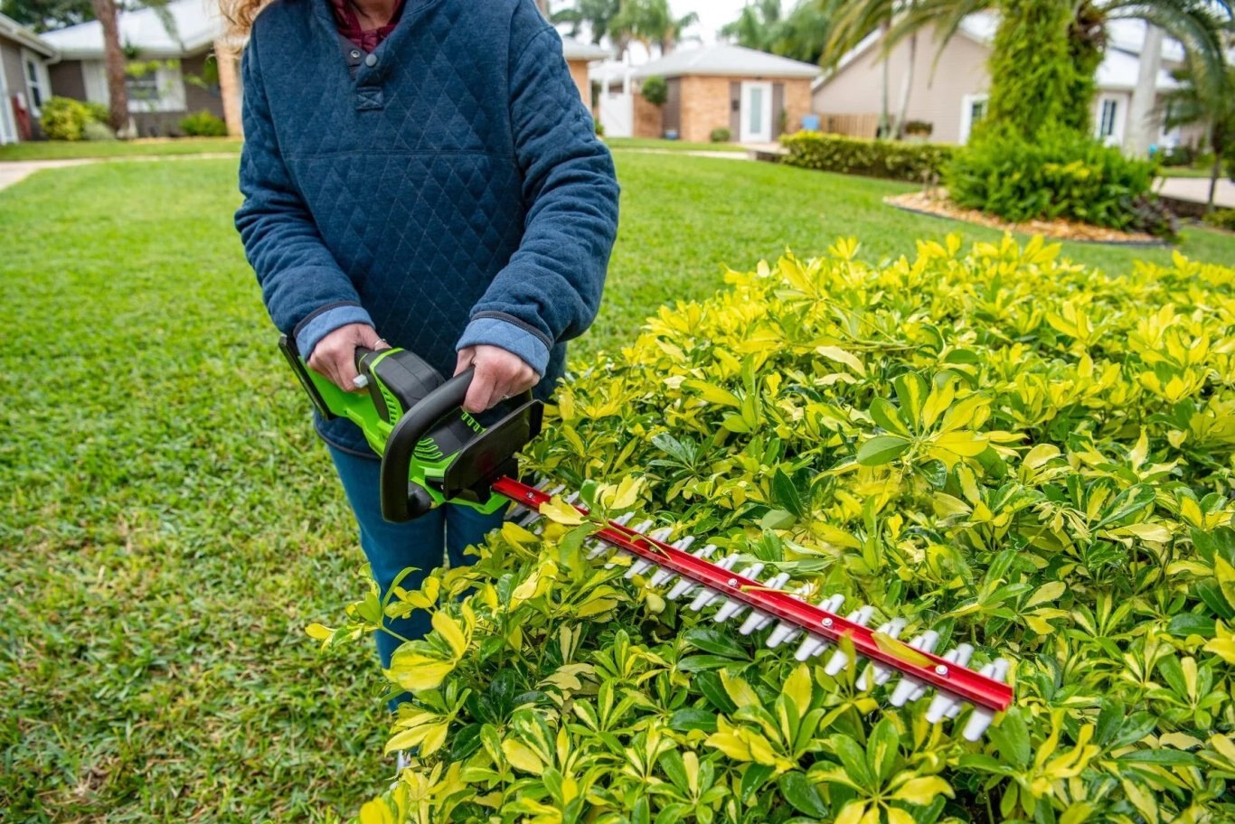 Greenworks 24 Volt 22 Hedge Trimmer with Battery and Charger | 24H20