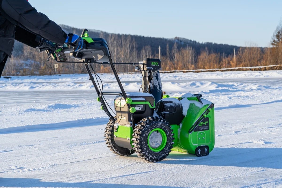GREENWORKS Commercial 82SN24D 63DP Snow Blower