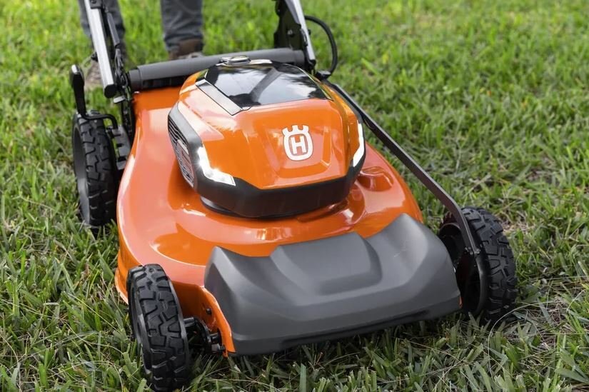 HUSQVARNA Lawn Xpert LE 322 with battery and charger