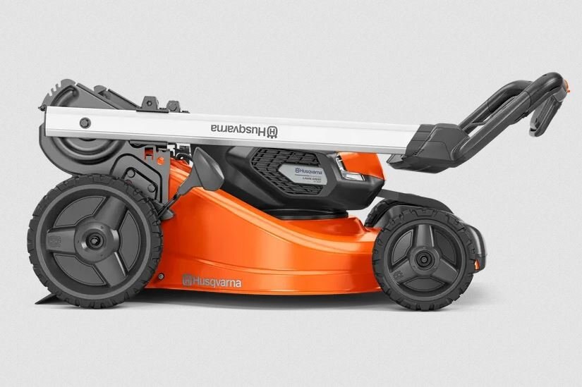 HUSQVARNA Lawn Xpert LE 322 with battery and charger