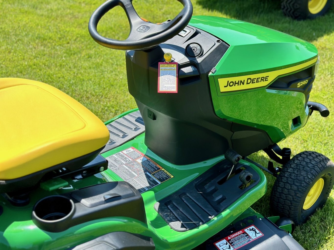 John Deere S240 Lawn Tractor w/ 42 in. Deck