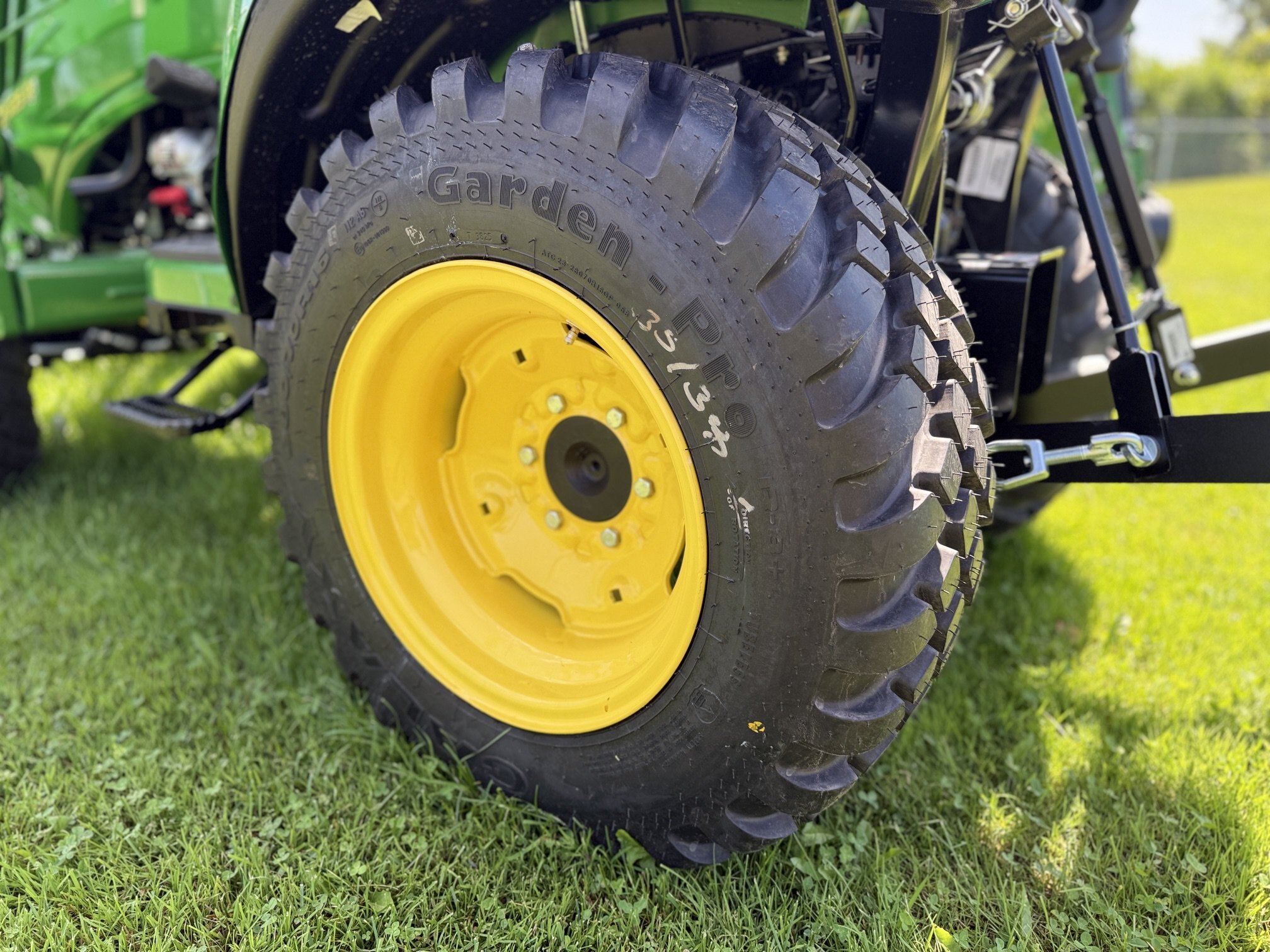 John Deere 2025R Compact Tractor w/ Loader