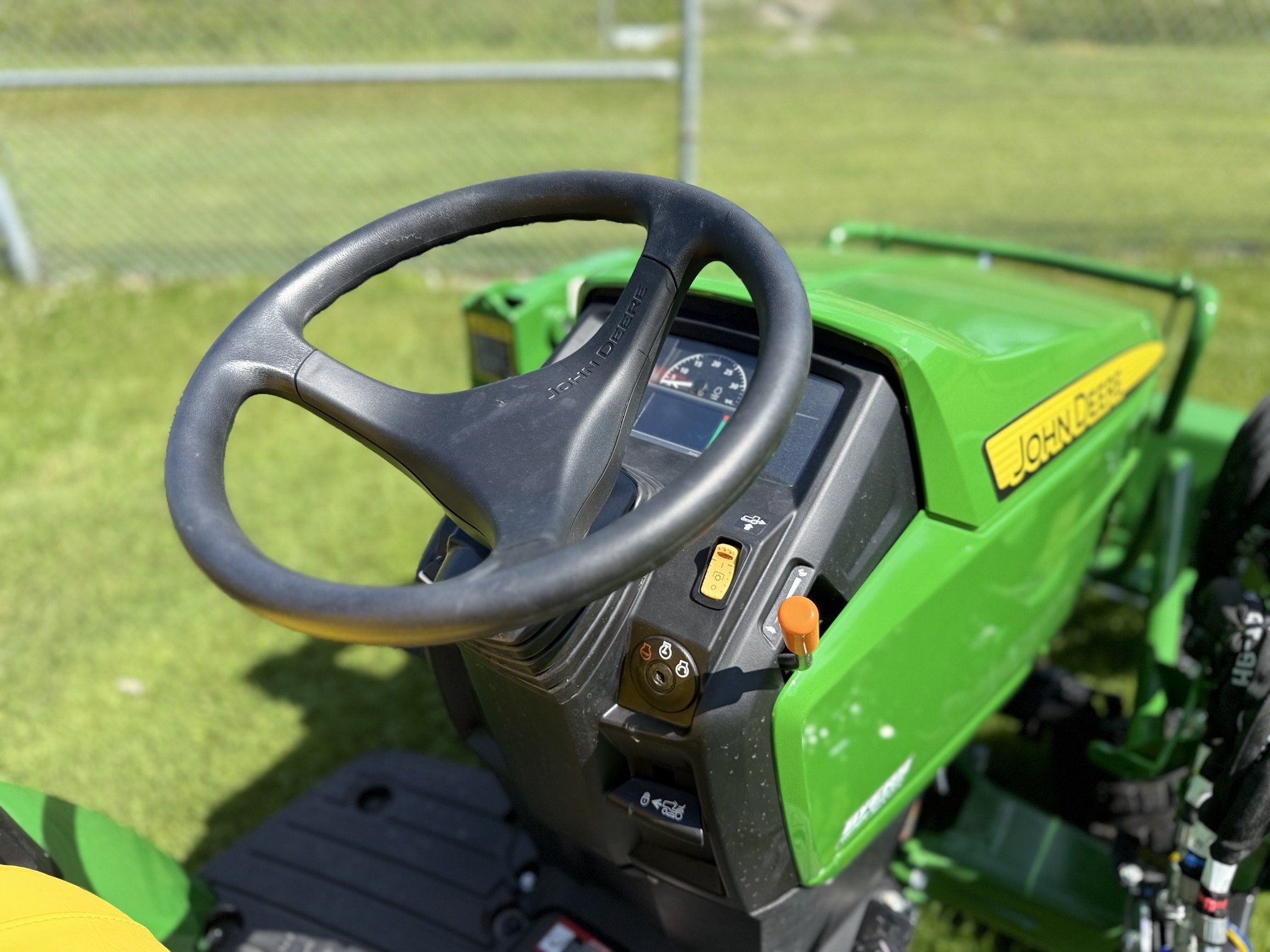 John Deere 2025R Compact Tractor w/ Loader