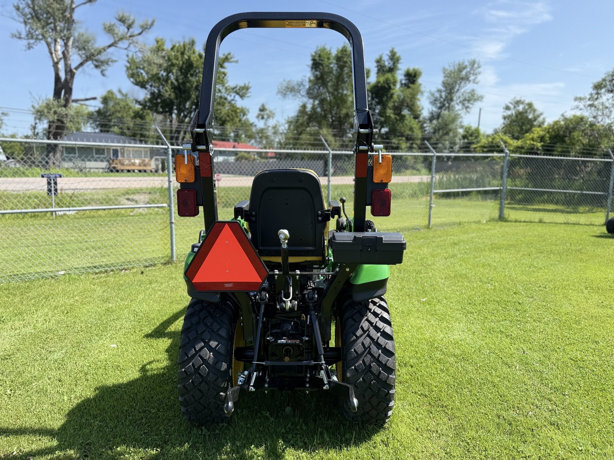 John Deere 2025R Compact Tractor w/ Loader