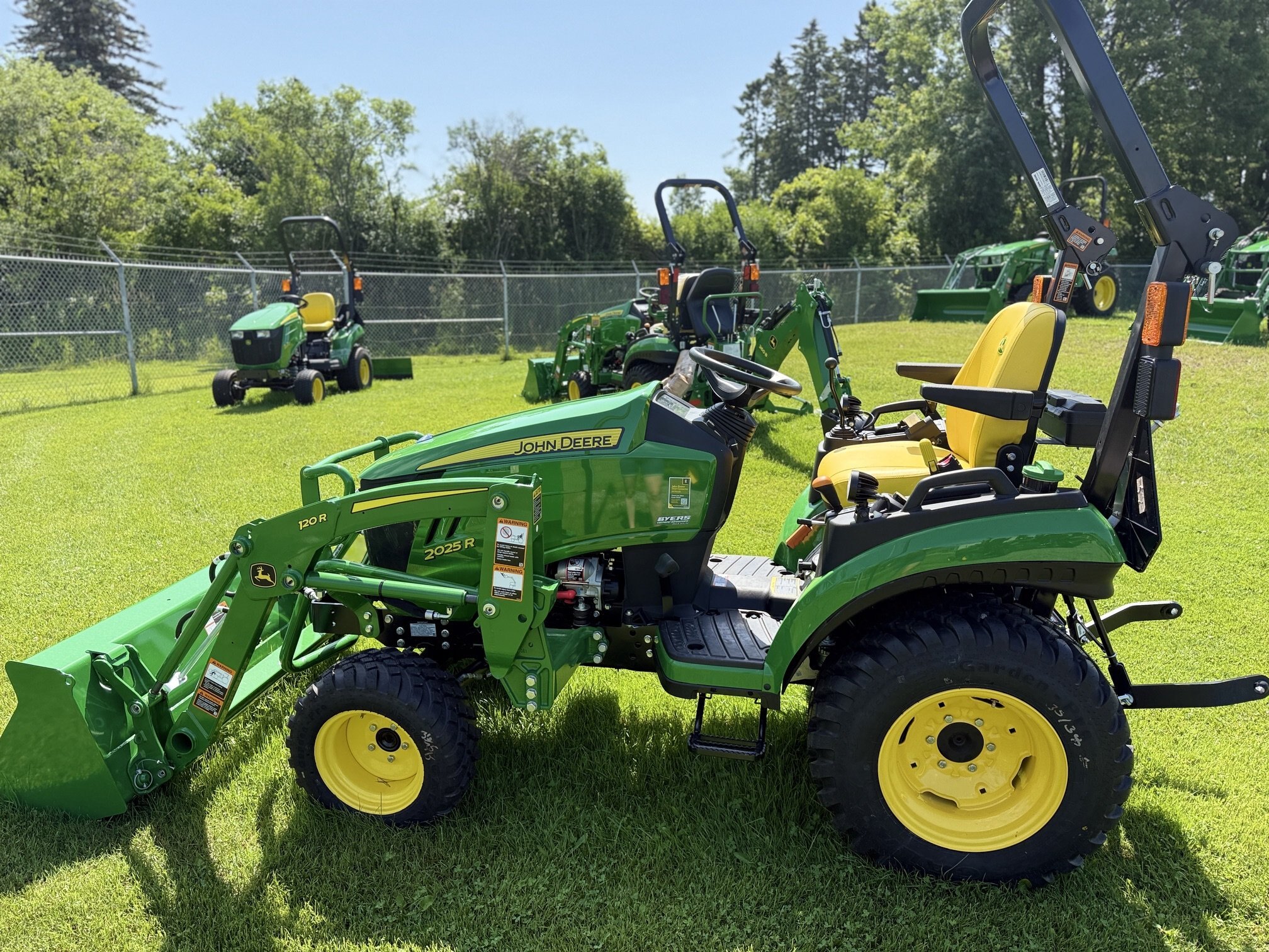 John Deere 2025R Compact Tractor w/ Loader