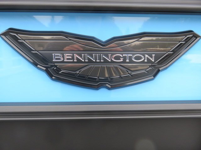 2025 Bennington 22M Fastback