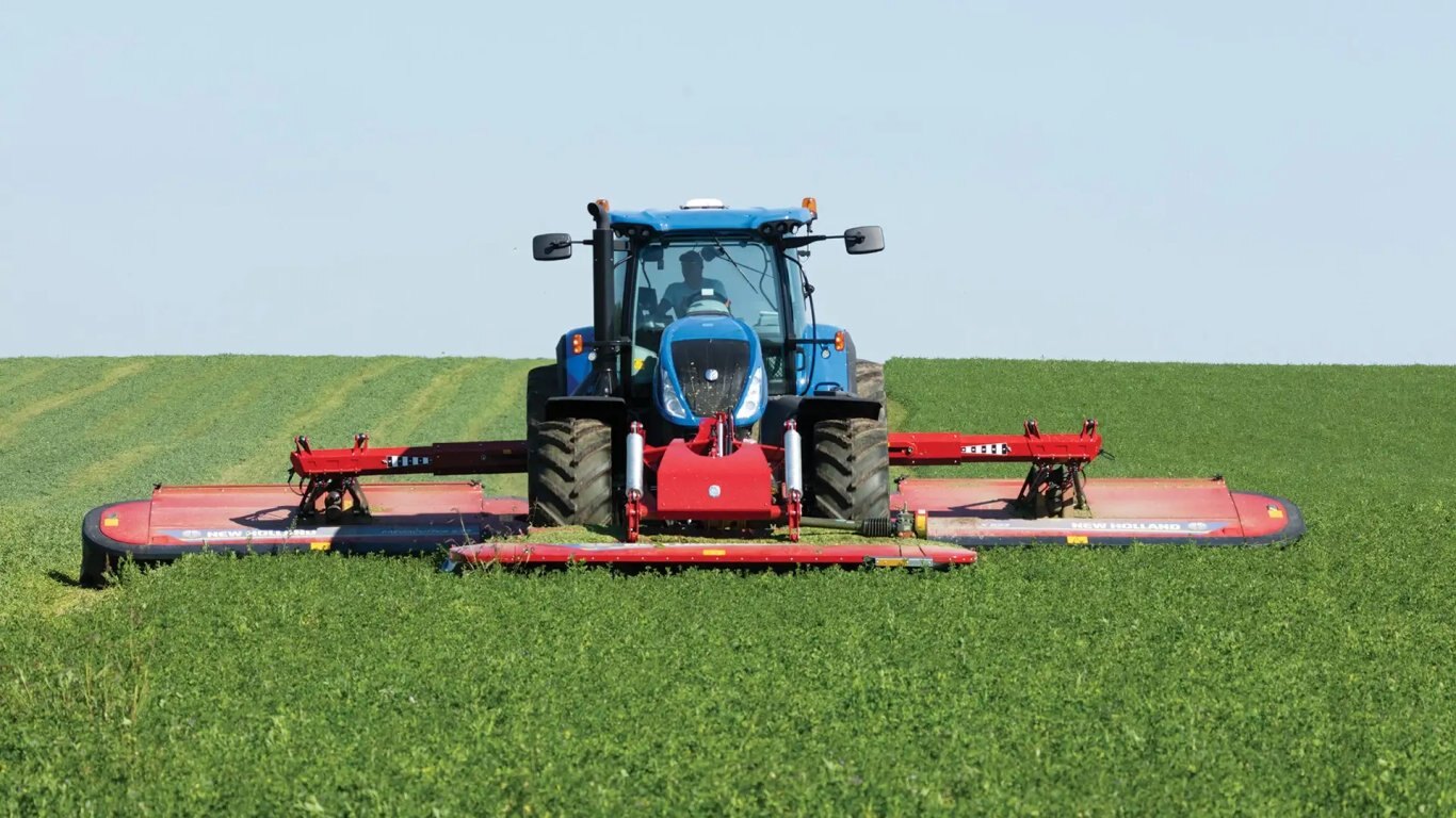 New Holland MegaCutter™ Triple Disc Mowers and Mower Conditioners 533 Rear Mounted Disc Mower Conditioner