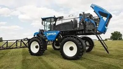 New Holland Guardian™ Front Boom Sprayers SP310F