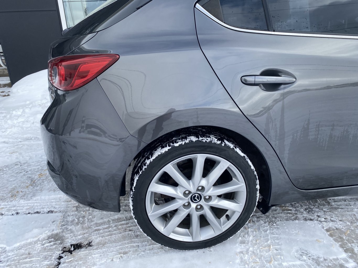 2017 MAZDA 3 GT FRONT WHEEL DRIVE WITH SUNROOF, LEATHER SEATS, HEATED SEATS, REAR VIEW CAMERA, HEATED STEERING WHEEL AND NAVIGATION!!