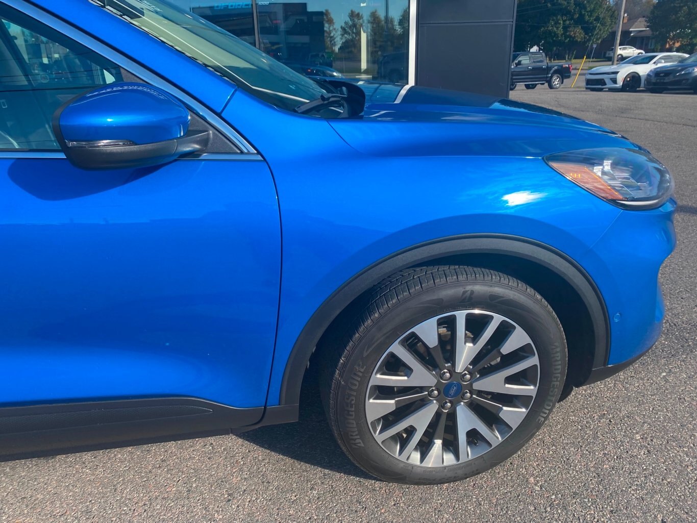 2020 FORD ESCAPE TITANIUM ECOBOOST AWD WITH SUNROOF, LEATHER SEATS, HEATED SEATS, HEATED STEERING WHEEL, REAR VIEW CAMERA AND NAVIGATION!!