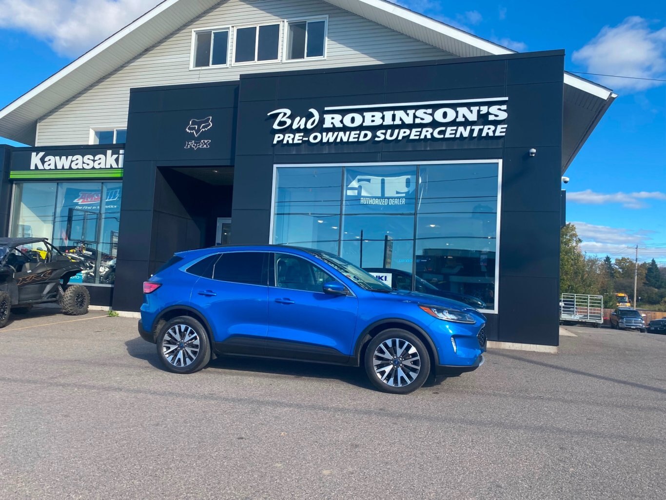 2020 FORD ESCAPE TITANIUM ECOBOOST AWD WITH SUNROOF, LEATHER SEATS, HEATED SEATS, HEATED STEERING WHEEL, REAR VIEW CAMERA AND NAVIGATION!!