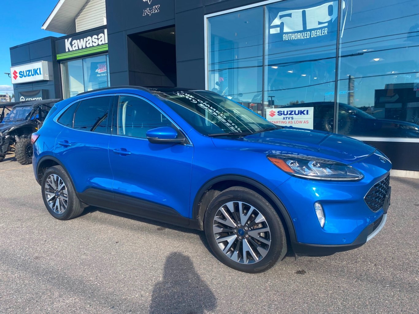 2020 FORD ESCAPE TITANIUM ECOBOOST AWD WITH SUNROOF, LEATHER SEATS, HEATED SEATS, HEATED STEERING WHEEL, REAR VIEW CAMERA AND NAVIGATION!!