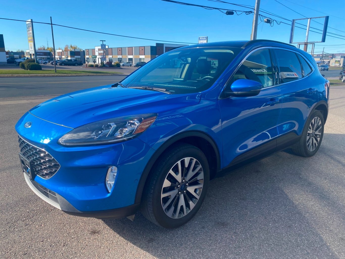 2020 FORD ESCAPE TITANIUM ECOBOOST AWD WITH SUNROOF, LEATHER SEATS, HEATED SEATS, HEATED STEERING WHEEL, REAR VIEW CAMERA AND NAVIGATION!!