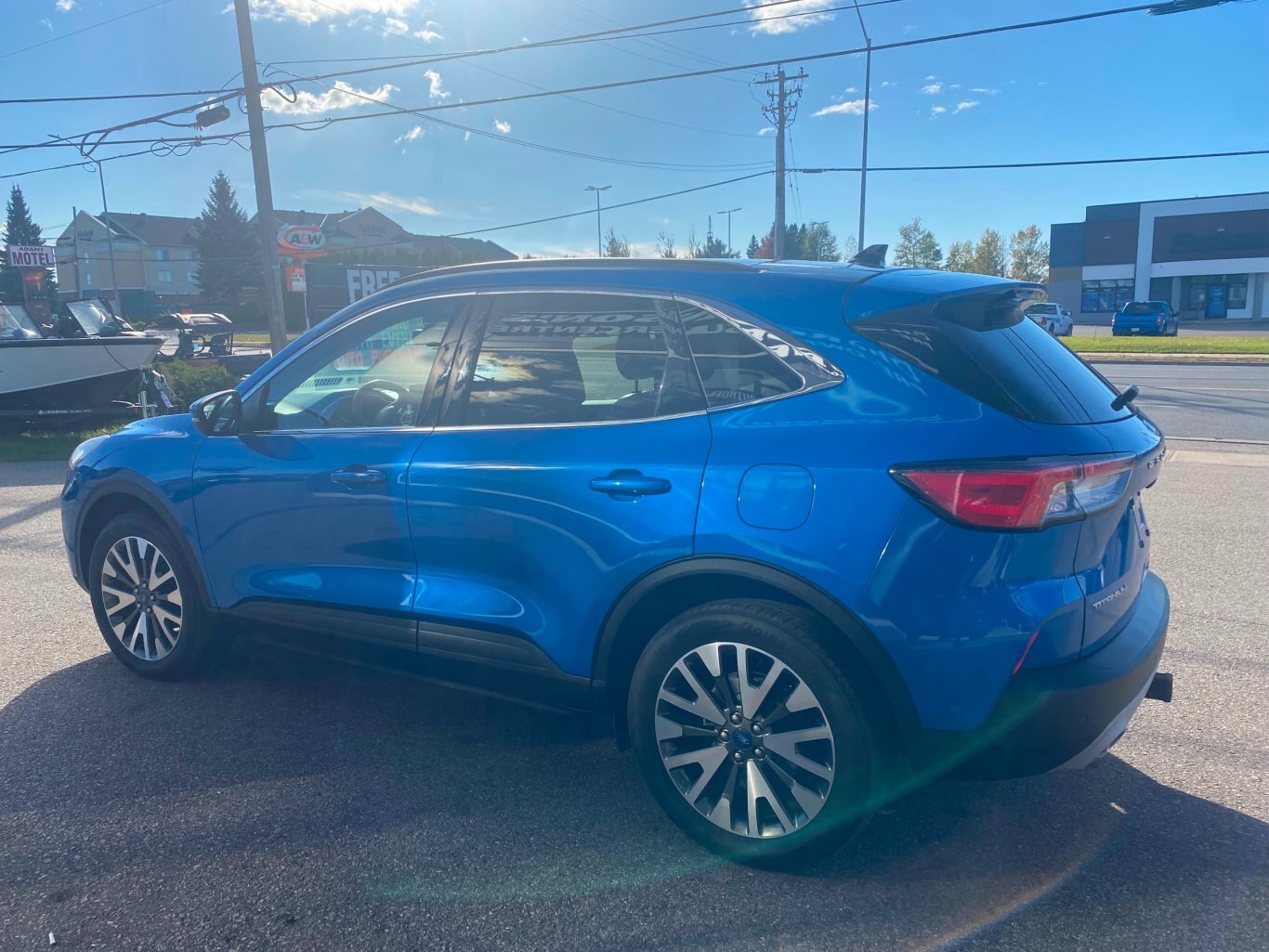 2020 FORD ESCAPE TITANIUM ECOBOOST AWD WITH SUNROOF, LEATHER SEATS, HEATED SEATS, HEATED STEERING WHEEL, REAR VIEW CAMERA AND NAVIGATION!!