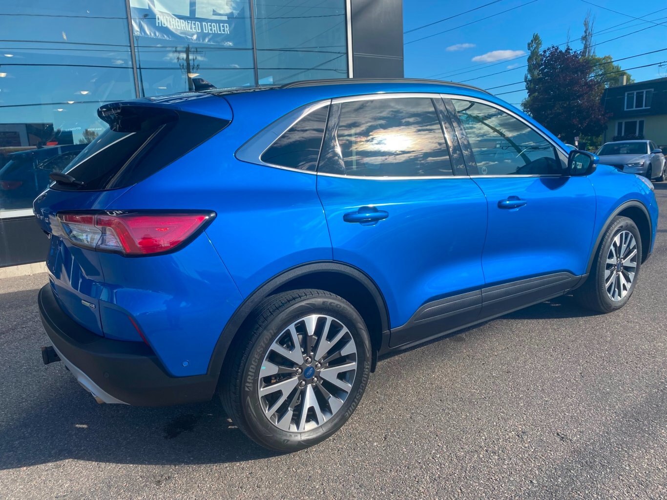 2020 FORD ESCAPE TITANIUM ECOBOOST AWD WITH SUNROOF, LEATHER SEATS, HEATED SEATS, HEATED STEERING WHEEL, REAR VIEW CAMERA AND NAVIGATION!!