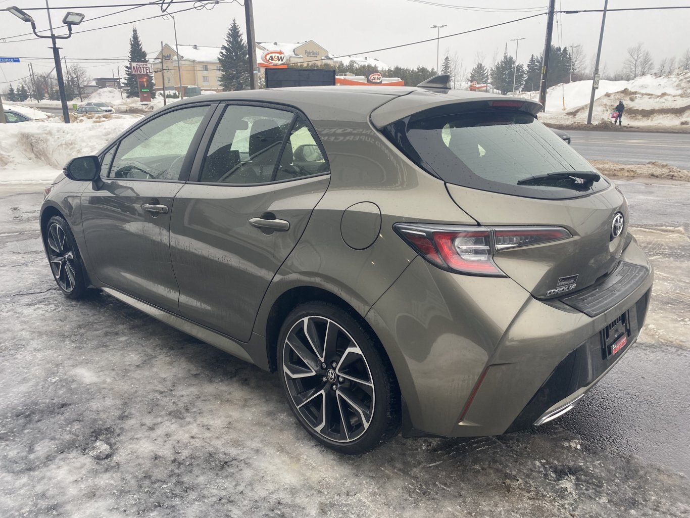 2019 TOYOTA COROLLA SE FWD WITH HEATED SEATS AND REAR VIEW CAMERA!!