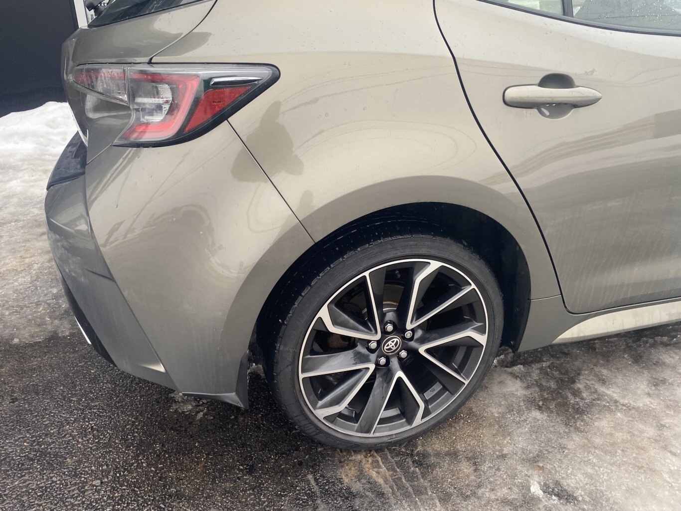 2019 TOYOTA COROLLA SE FWD WITH HEATED SEATS AND REAR VIEW CAMERA!!