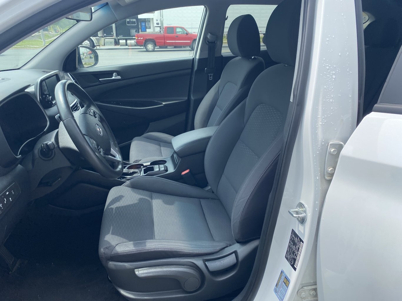 2021 HYUNDAI TUCSON PREFERRED AWD WITH HEATED SEATS, HEATED STEERING WHEEL AND REAR VIEW CAMERA!!