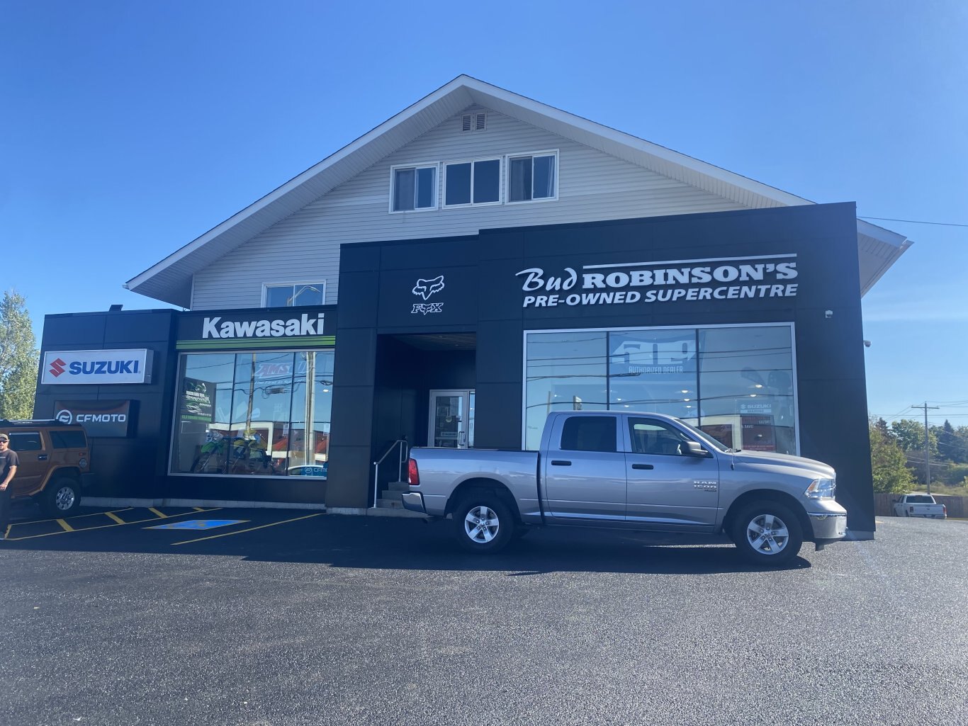 2022 DODGE RAM 1500 CLASSIC SLT 4X4 CREW CAB ( PREVIOUS RENTAL ) WITH  REAR-VIEW CAMERA!!