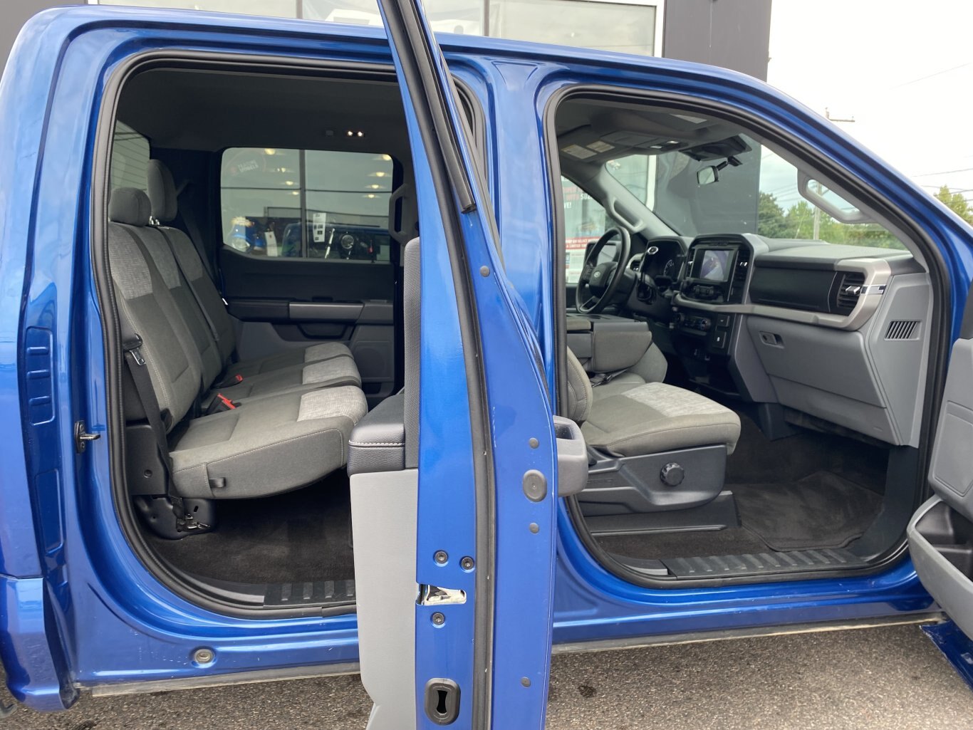 2023 FORD F 150 XLT 4X4 SUPERCREW ( PREVIOUS RENTAL ) WITH REAR VIEW CAMERA AND NAVIGATION!!