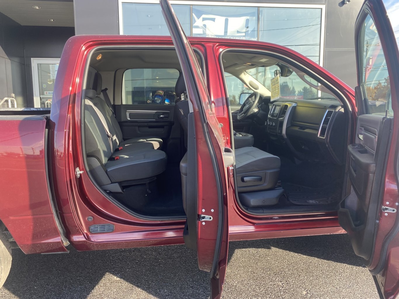 2022 DODGE RAM 1500 CLASSIC SLT 4X4 CREW CAB ( PREVIOUS RENTAL ) WITH REAR VIEW CAMERA!!