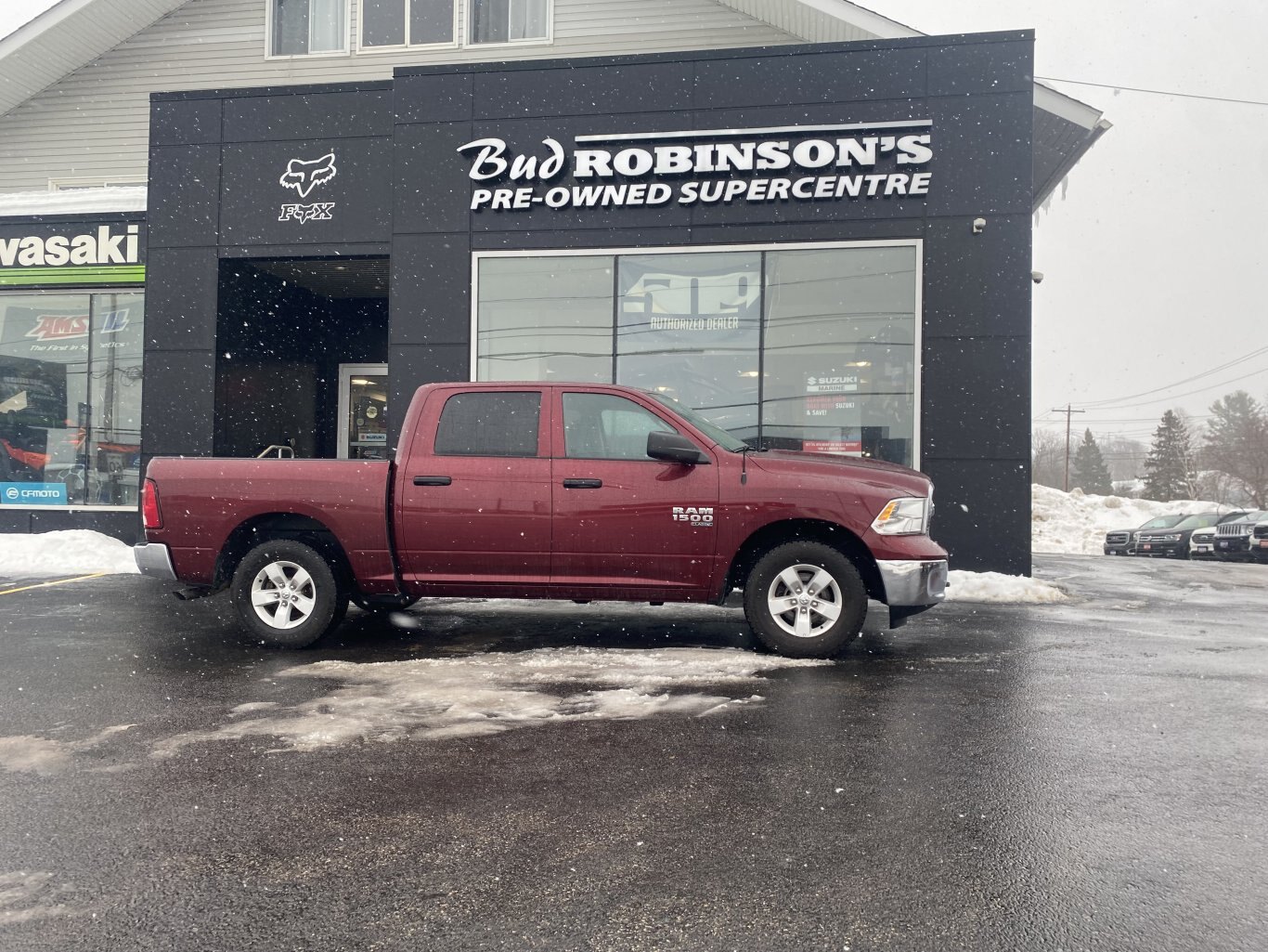 2022 DODGE RAM 1500 CLASSIC SLT 4X4 CREW CAB ( PREVIOUS RENTAL ) WITH REAR VIEW CAMERA!!