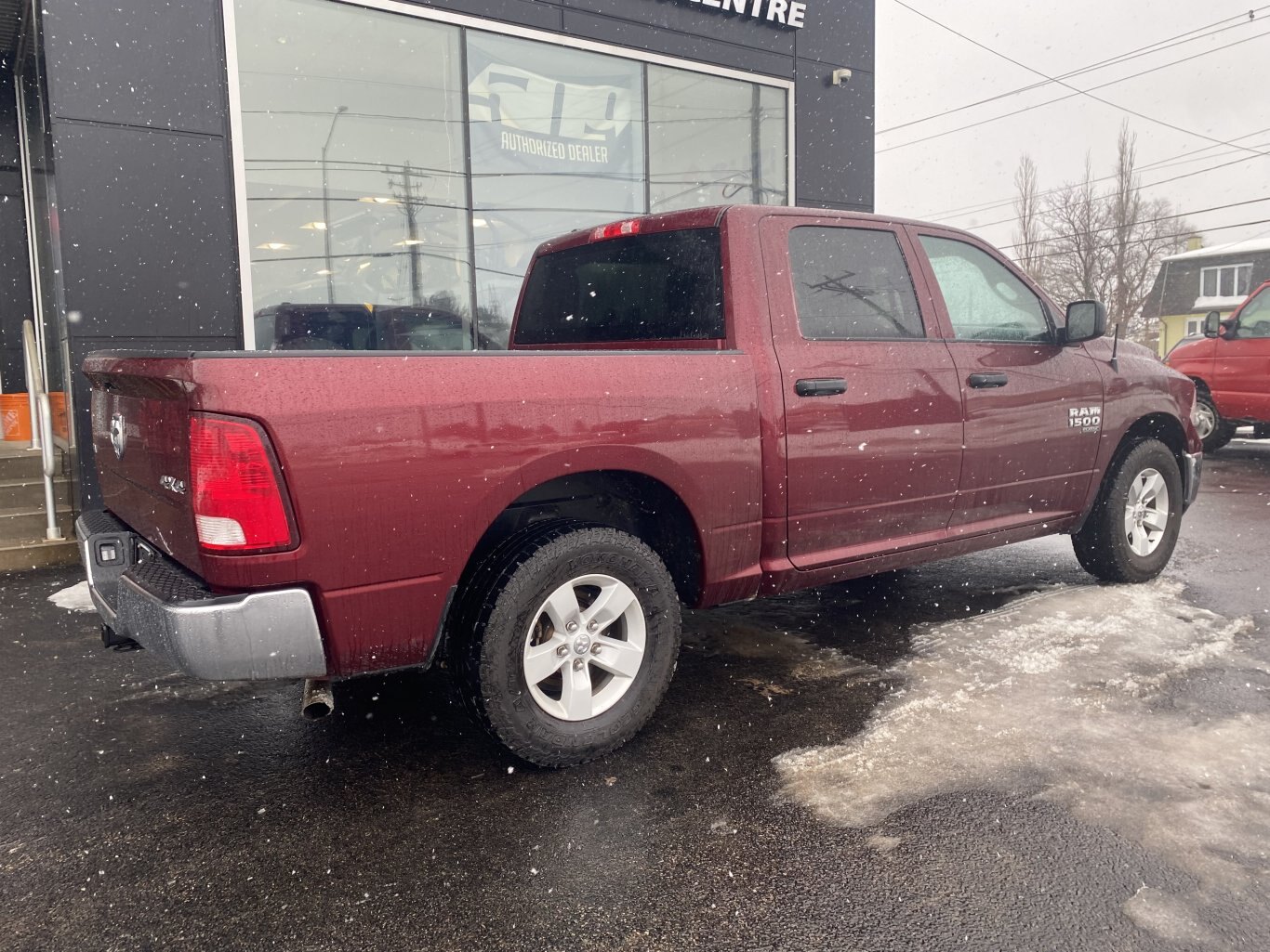 2022 DODGE RAM 1500 CLASSIC SLT 4X4 CREW CAB ( PREVIOUS RENTAL ) WITH REAR VIEW CAMERA!!