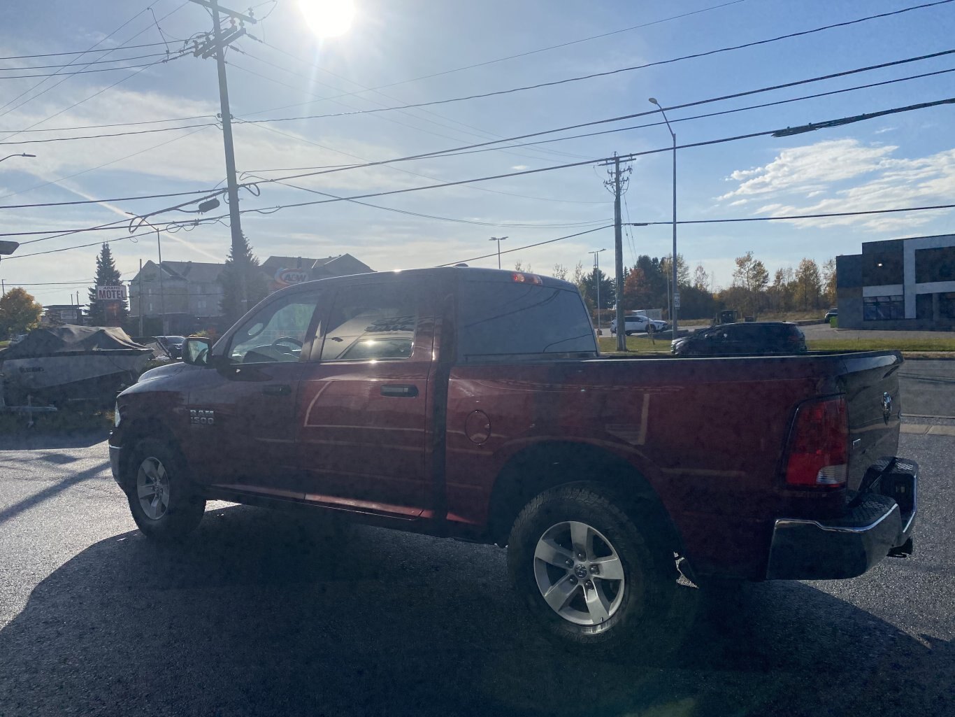 2022 DODGE RAM 1500 CLASSIC SLT 4X4 CREW CAB ( PREVIOUS RENTAL ) WITH REAR VIEW CAMERA!!