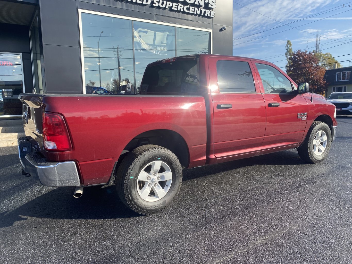 2022 DODGE RAM 1500 CLASSIC SLT 4X4 CREW CAB ( PREVIOUS RENTAL ) WITH REAR VIEW CAMERA!!