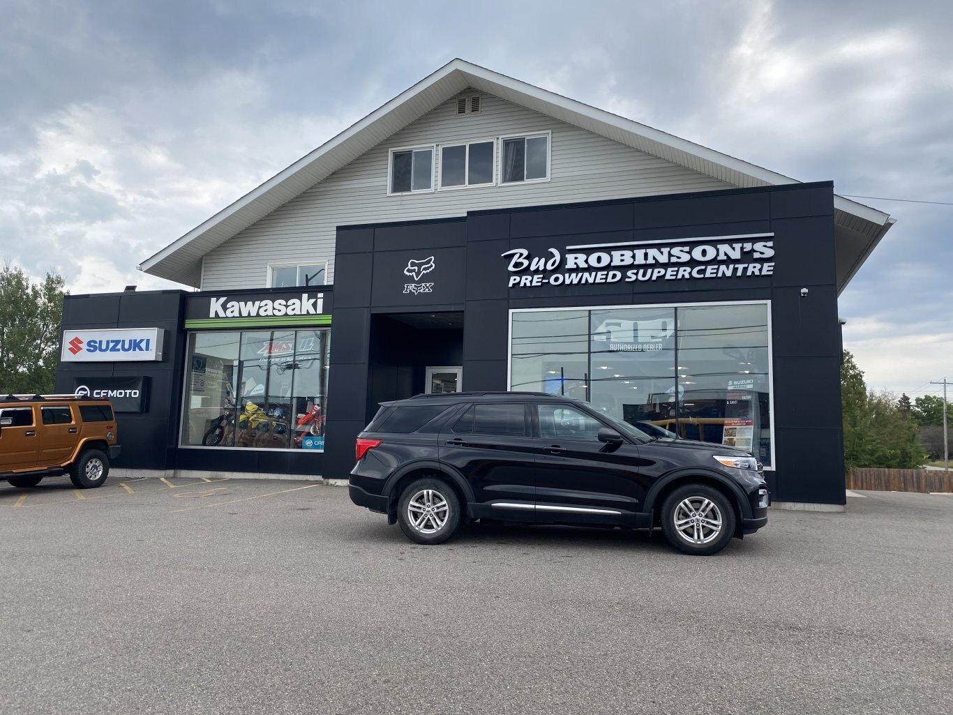 2021 FORD EXPLORER XLT AWD ( PREVIOUS RENTAL ) 3RD ROW SEATING W/LEATHER SEATS, HEATED SEATS, REAR-VIEW CAMERA, POWER TRUNK AND HEATED STEERING WHEEL!