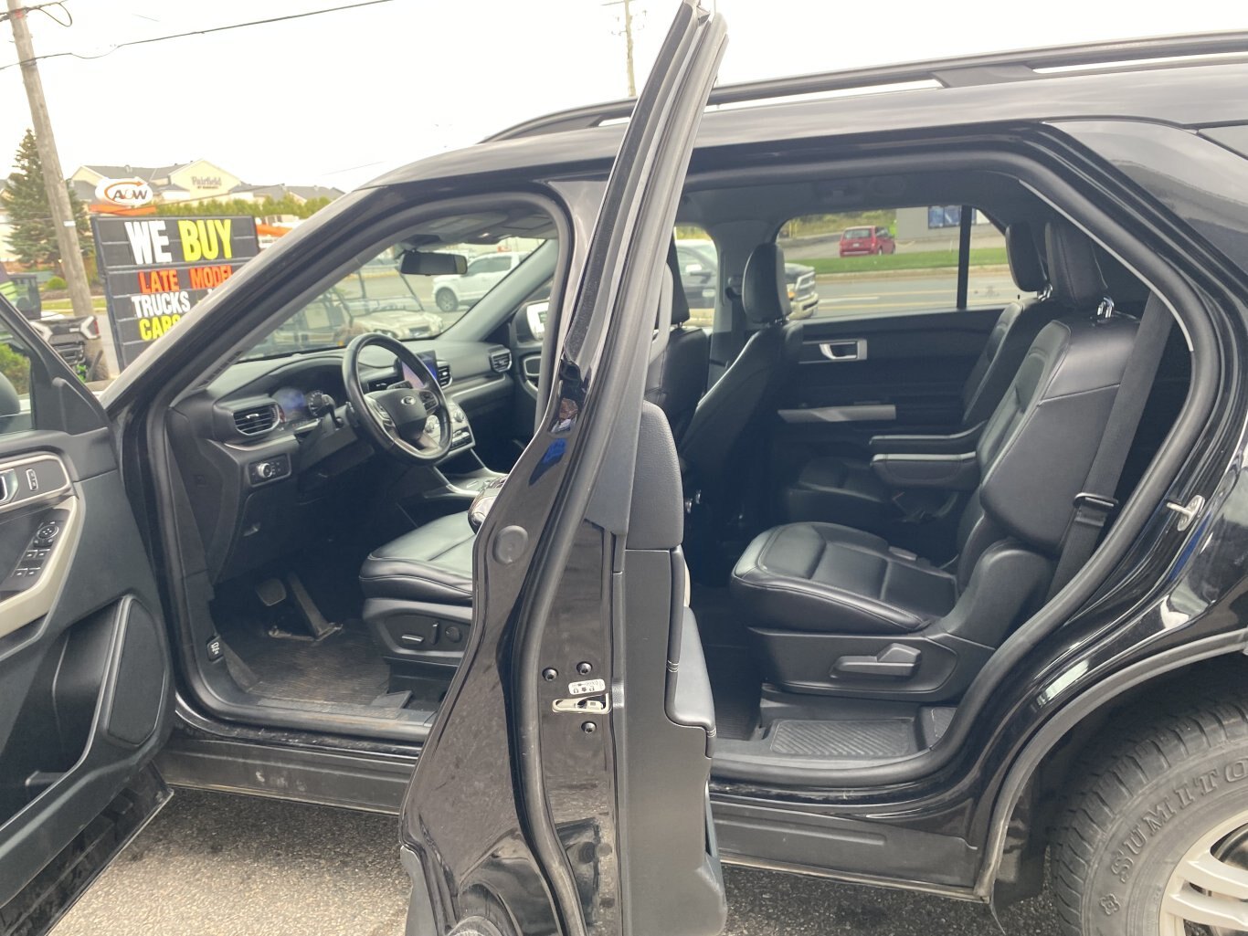 2021 FORD EXPLORER XLT AWD ( PREVIOUS RENTAL ) 3RD ROW SEATING W/LEATHER SEATS, HEATED SEATS, REAR VIEW CAMERA, POWER TRUNK AND HEATED STEERING WHEEL!