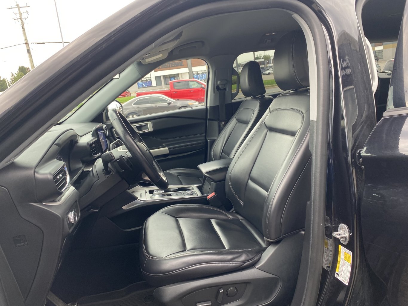 2021 FORD EXPLORER XLT AWD ( PREVIOUS RENTAL ) 3RD ROW SEATING W/LEATHER SEATS, HEATED SEATS, REAR VIEW CAMERA, POWER TRUNK AND HEATED STEERING WHEEL!