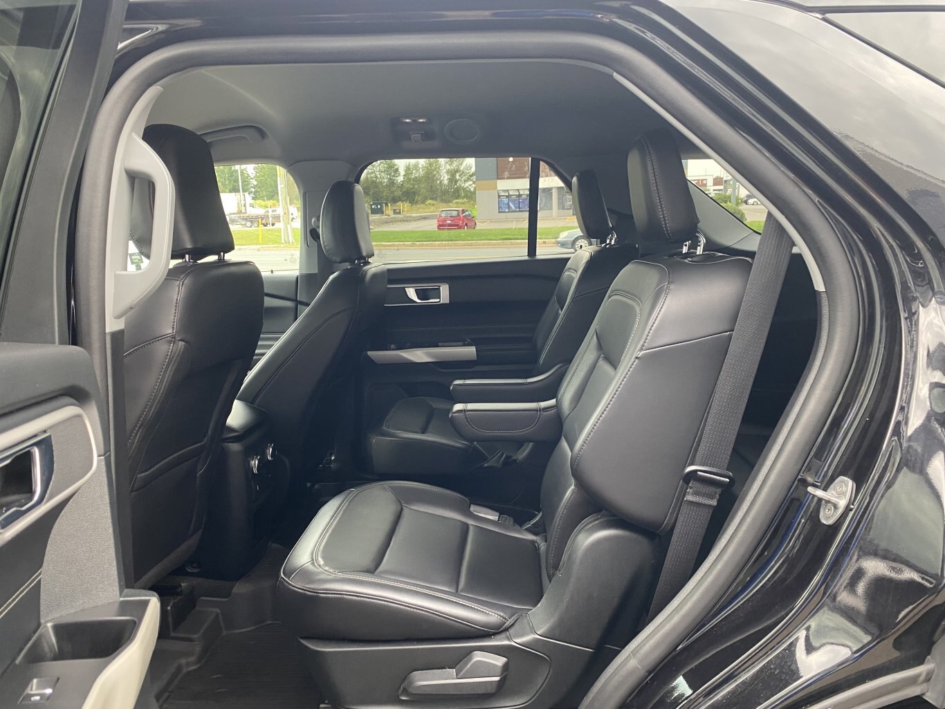 2021 FORD EXPLORER XLT AWD ( PREVIOUS RENTAL ) 3RD ROW SEATING W/LEATHER SEATS, HEATED SEATS, REAR VIEW CAMERA, POWER TRUNK AND HEATED STEERING WHEEL!