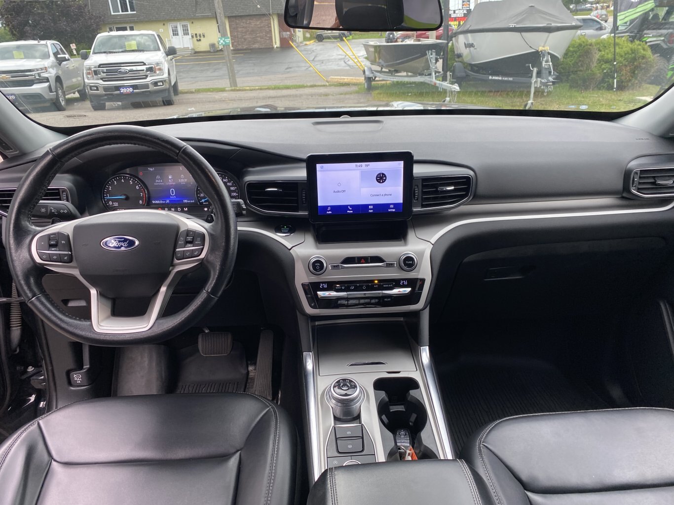 2021 FORD EXPLORER XLT AWD ( PREVIOUS RENTAL ) 3RD ROW SEATING W/LEATHER SEATS, HEATED SEATS, REAR VIEW CAMERA, POWER TRUNK AND HEATED STEERING WHEEL!