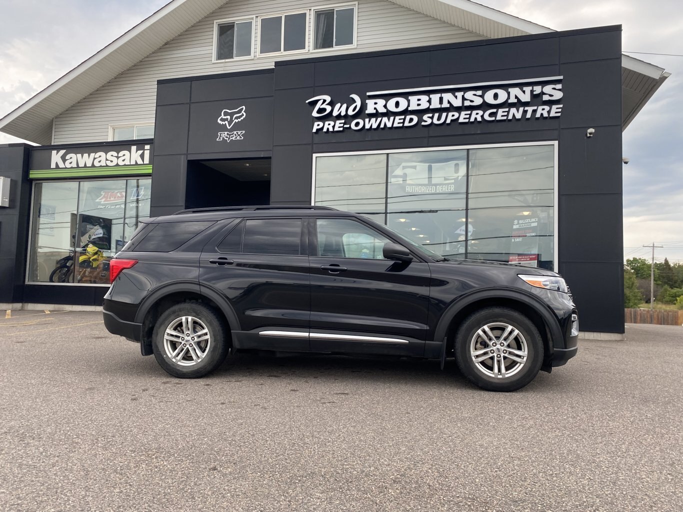 2021 FORD EXPLORER XLT AWD ( PREVIOUS RENTAL ) 3RD ROW SEATING W/LEATHER SEATS, HEATED SEATS, REAR VIEW CAMERA, POWER TRUNK AND HEATED STEERING WHEEL!