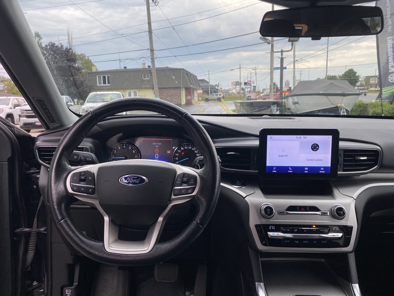 2021 FORD EXPLORER XLT AWD ( PREVIOUS RENTAL ) 3RD ROW SEATING W/LEATHER SEATS, HEATED SEATS, REAR VIEW CAMERA, POWER TRUNK AND HEATED STEERING WHEEL!