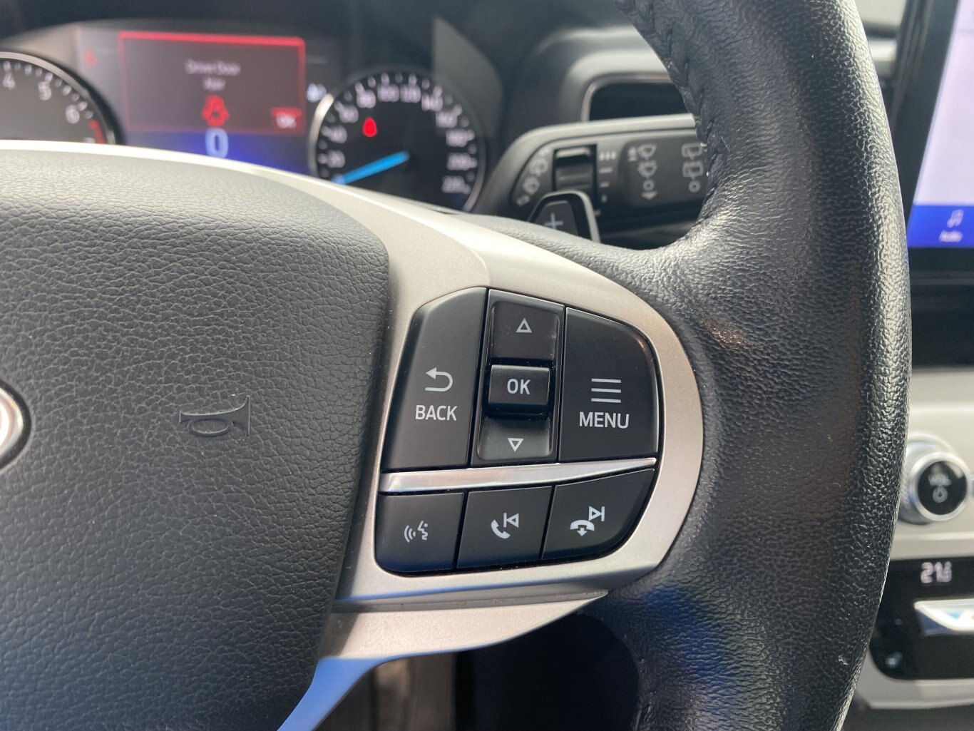 2021 FORD EXPLORER XLT AWD ( PREVIOUS RENTAL ) 3RD ROW SEATING W/LEATHER SEATS, HEATED SEATS, REAR VIEW CAMERA, POWER TRUNK AND HEATED STEERING WHEEL!