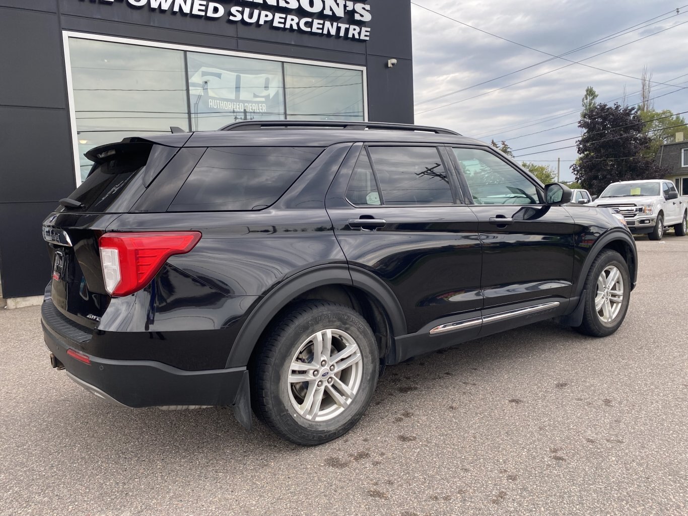 2021 FORD EXPLORER XLT AWD ( PREVIOUS RENTAL ) 3RD ROW SEATING W/LEATHER SEATS, HEATED SEATS, REAR VIEW CAMERA, POWER TRUNK AND HEATED STEERING WHEEL!