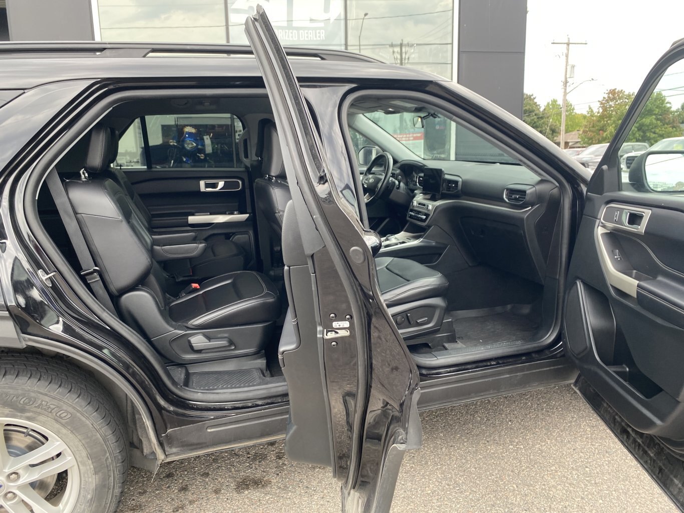 2021 FORD EXPLORER XLT AWD ( PREVIOUS RENTAL ) 3RD ROW SEATING W/LEATHER SEATS, HEATED SEATS, REAR VIEW CAMERA, POWER TRUNK AND HEATED STEERING WHEEL!