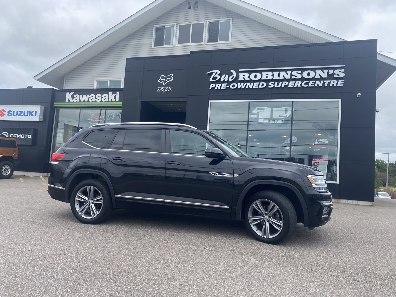 2018 VOLKSWAGEN ATLAS RLINE AWD 3RD ROW SEATING W/SUNROOF, LEATHER SEATS, HEATED SEATS, POWER TRUNK, REAR VIEW CAMERA AND NAVIGATION!